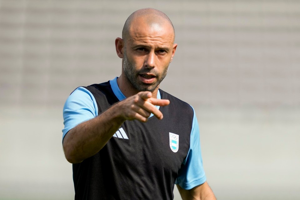 Argentina's head coach Javier Mascherano gestures, during a training session, a day ahead of a quarterfinal soccer match against France, at the 2024 Summer Olympics, Thursday, Aug. 1, 2024, in Bordeaux, France. (AP Photo/Moises Castillo)