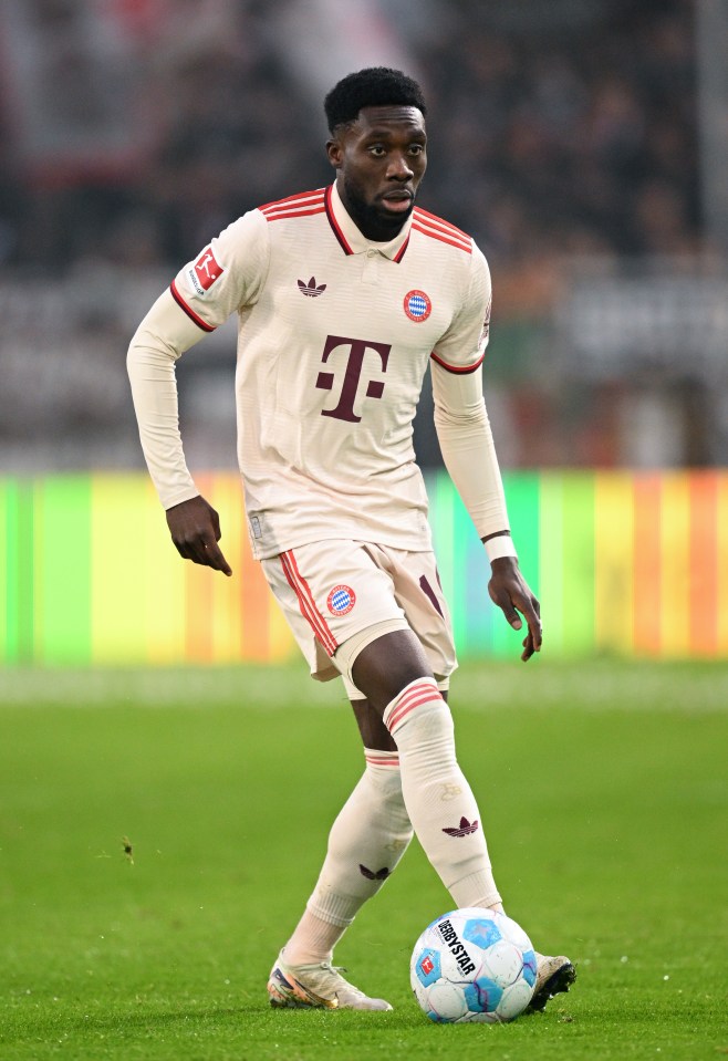 a soccer player wearing a white jersey with the letter t on it