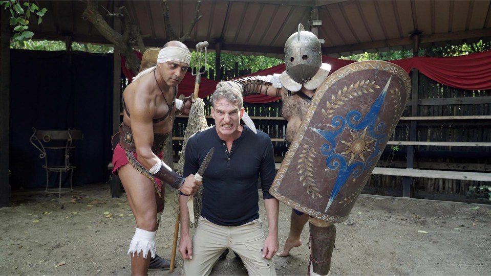 Dan Snow recreates a fight with the gladiators of Gruppo Storico Gladiator School