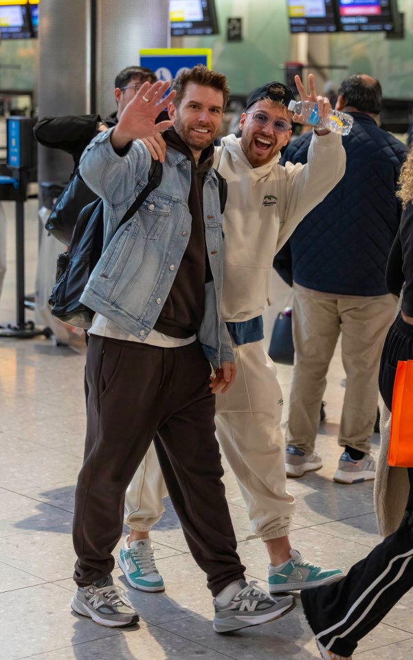 Joel Dommett and Sam Thompson joined him at the airport