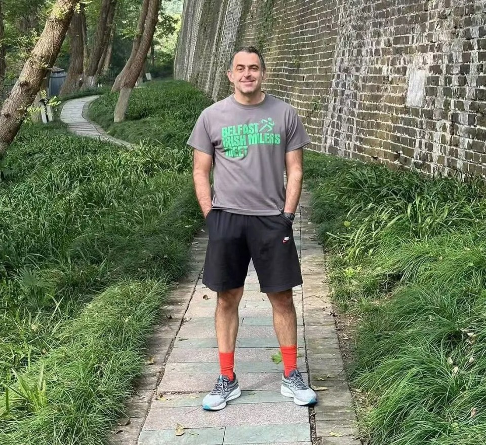 a man wearing a shirt that says belfast irish runners