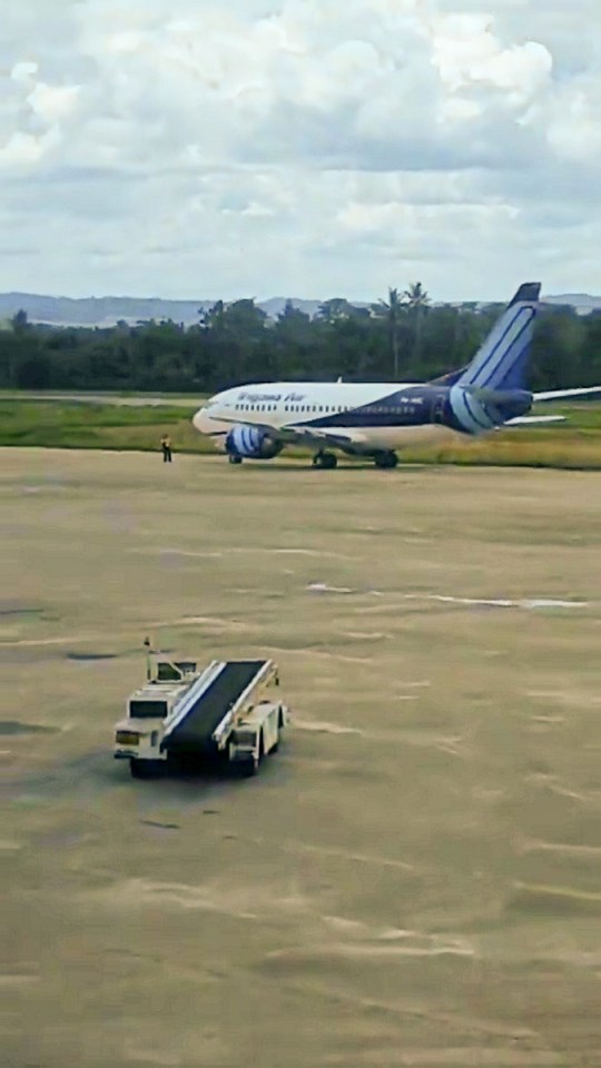 a diamond air plane is sitting on the runway