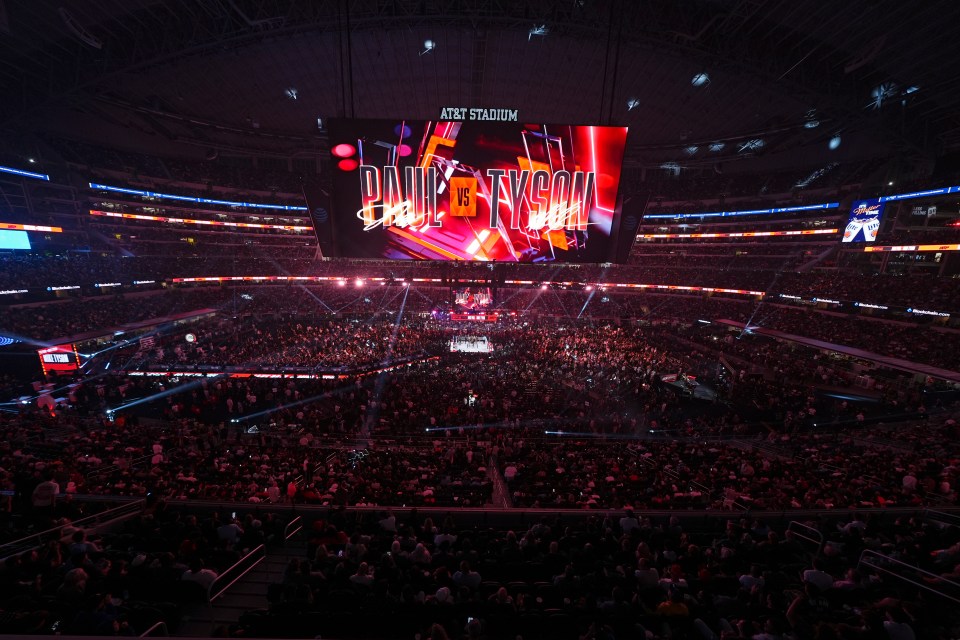 70,000 fans packed out the AT&T Stadium in Texas