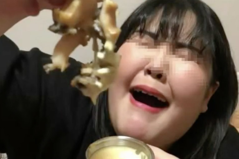 Chinese Mukbanger Pan Xiaoting died during a food-eating live stream