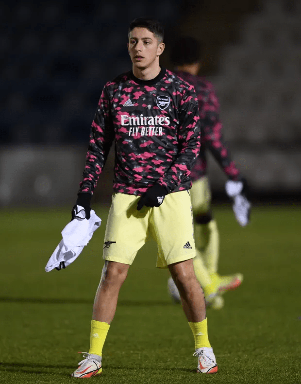 a soccer player with emirates fly better written on his shirt