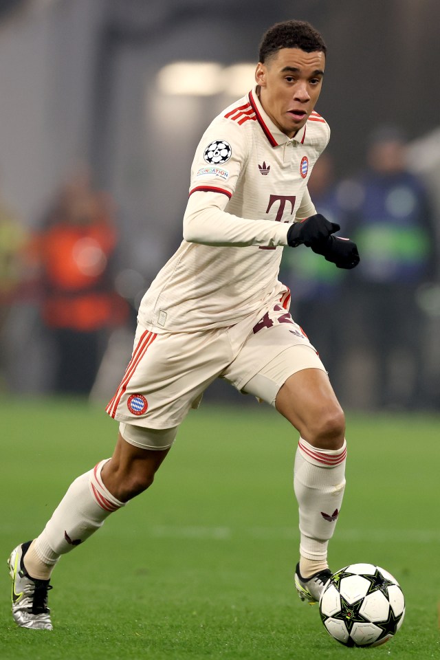 a soccer player with the letter t on his jersey