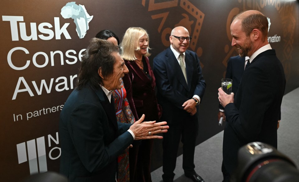 William chatting with music legends Ronnie Wood (L) and Mark Knopfler (2R) ahead of the ceremony