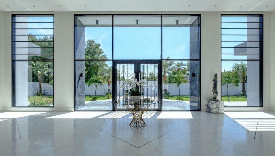 2X03DW4 HAMALA, BAHRAIN - MARCH 02, 2019: Interior view of the entrance and living space of a luxury Middle Eastern villa development.