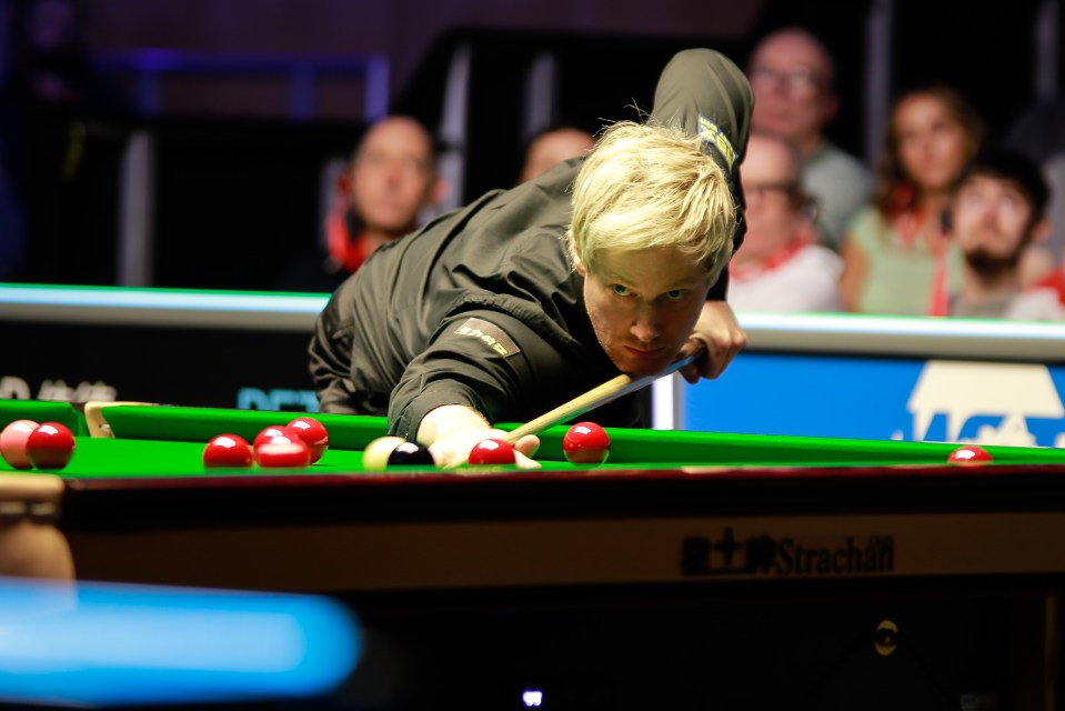 a man is playing snooker on a strochill table