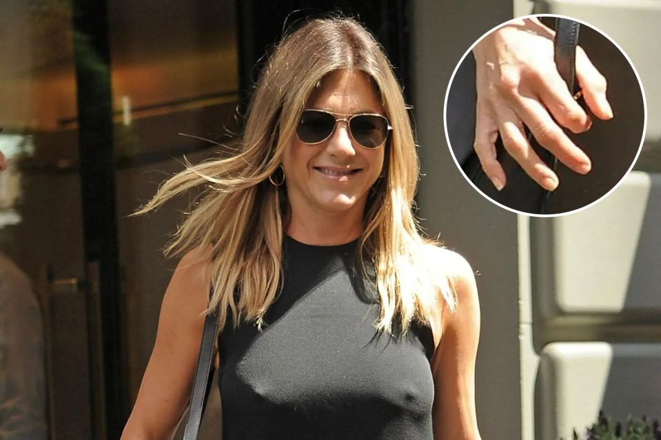 Jennifer Anniston's nail length and shape fit the golden rule aesthetic