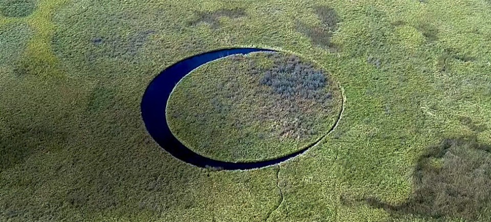 an aerial view of a circle in the middle of a grassy field