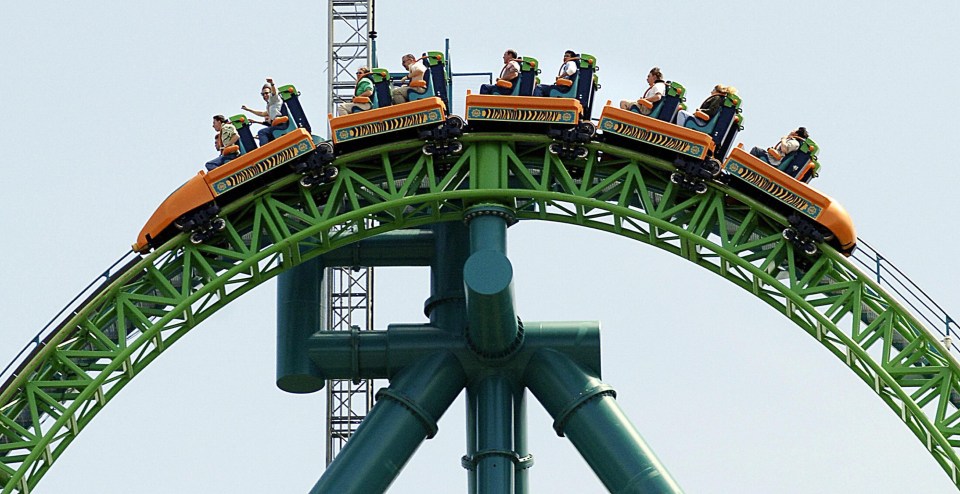 a roller coaster that has the word thunder on it