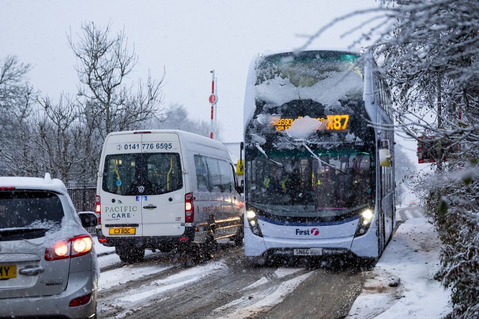 Chaos in Kirkintilloch, near Glasgow as large vehicles struggle on Hillhead Road