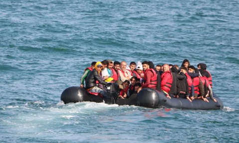 a large group of people are in a raft in the ocean