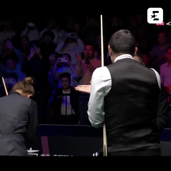 O'Sullivan urged the crowd to applaud Nutcharut after their match