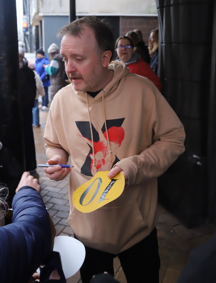 Chris stopped to sign autographs and talk to fans