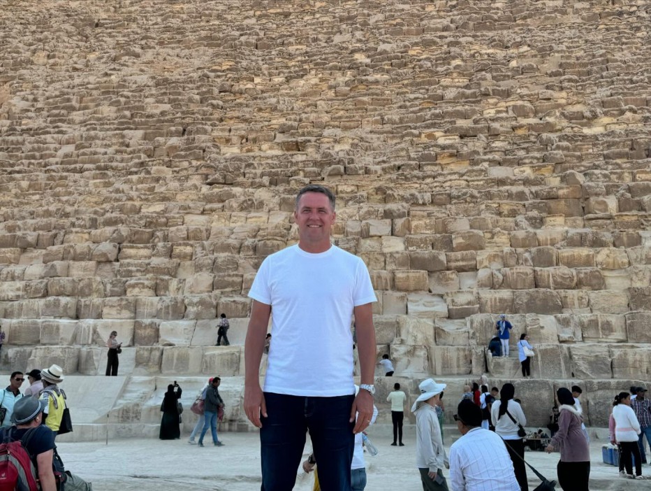 Owen was spotted at the Great Pyramids of Giza, soaking in the sights before he goes on set for the ‘El Harifa’ sequel