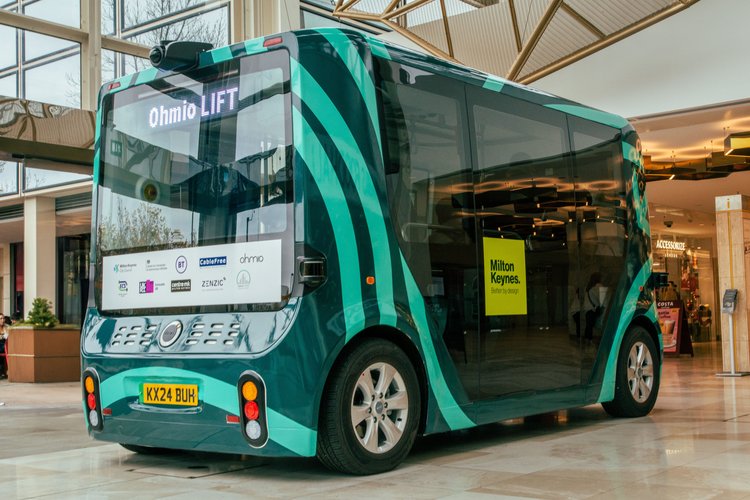 a green bus with the word ohmio lift on the front