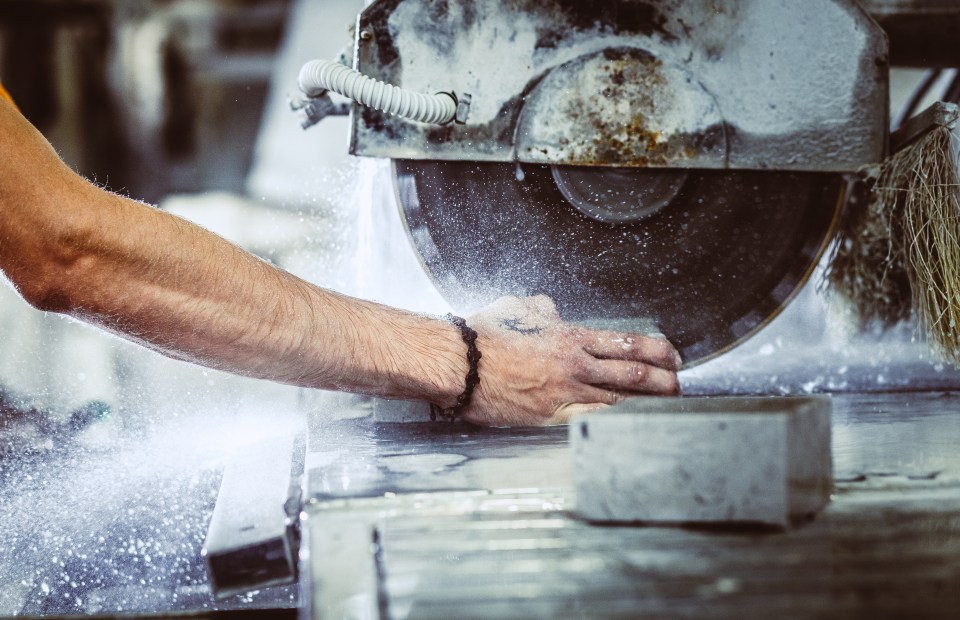 Victims develop severe scarring and injuries in the lungs from inhaling dust while working with material containing lots of silica