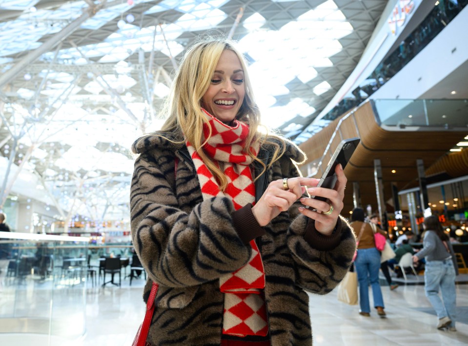 A few weeks back band-wearing Fearne smiled happily while filming a Samsung ad