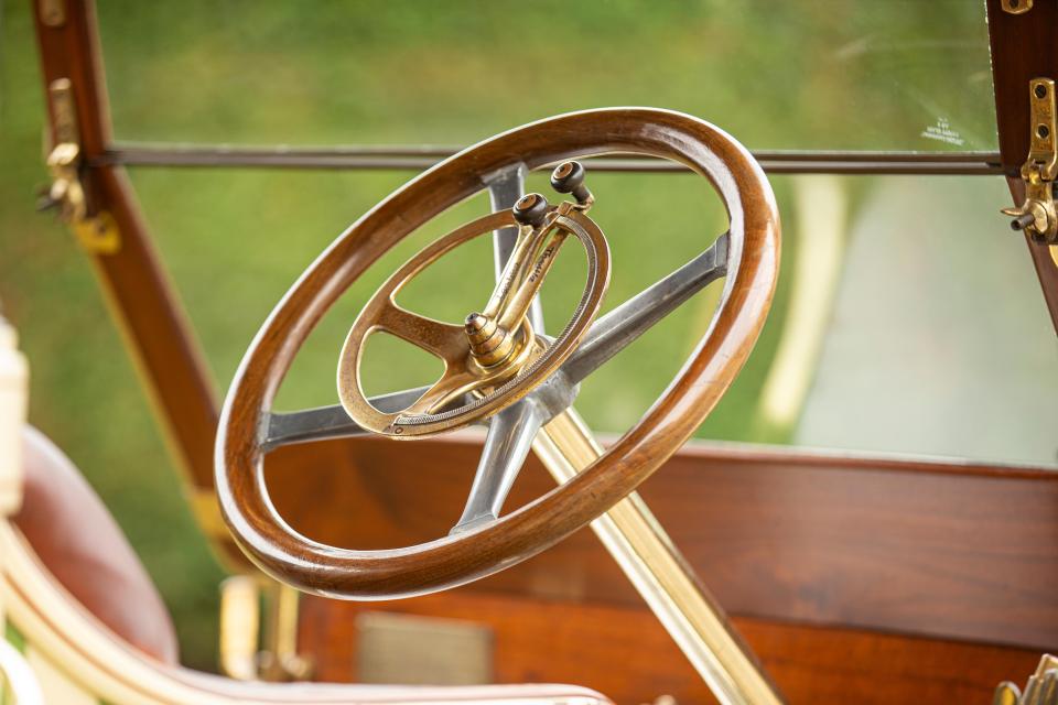 Images show the classic Landaulet finished in Light yellow with hand-painted Light green stripes