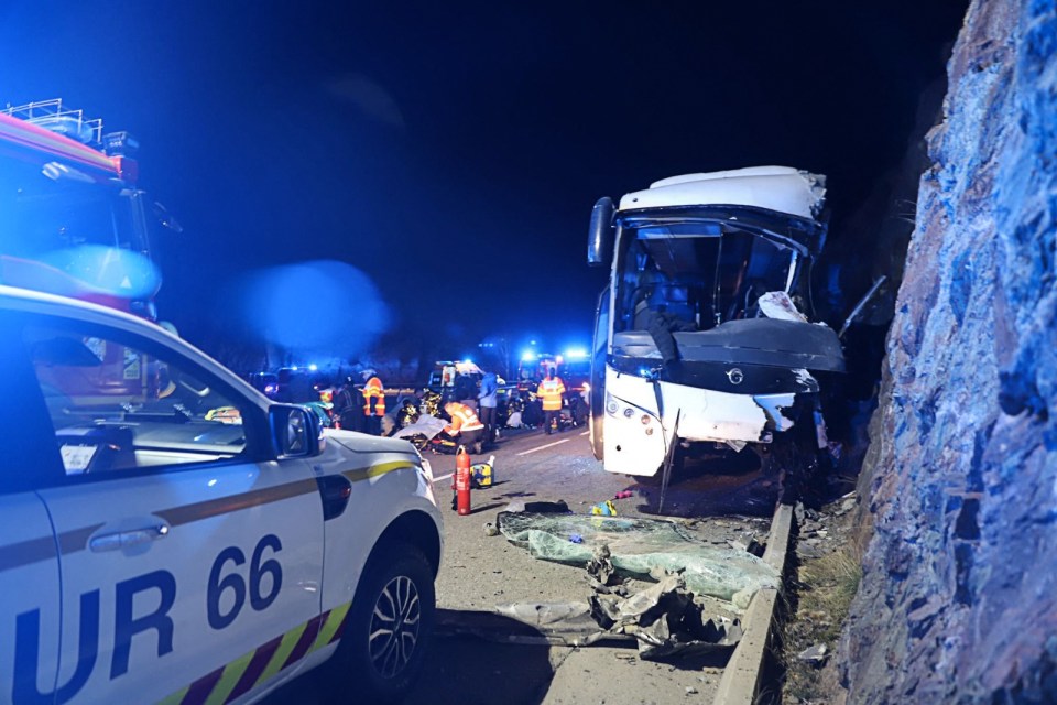 A Spanish coach travelling between Barcelona and Andorra overturned on a mountain road in the ski resort of Porté-Puymorens