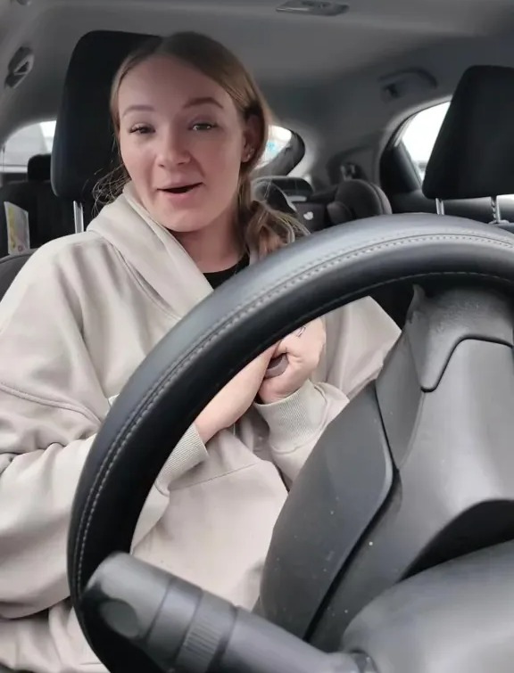 Woman in car invites viewers to join her on Evri delivery route.