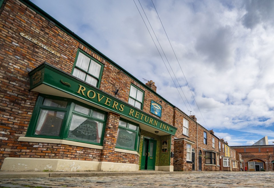 Corrie cast members are set to be offered shorter contracts amid falling viewing figures