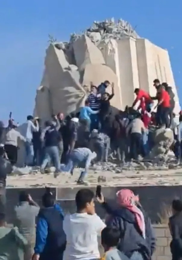 Hundreds of rebels quickly jumped on the statue’s remains to celebrate