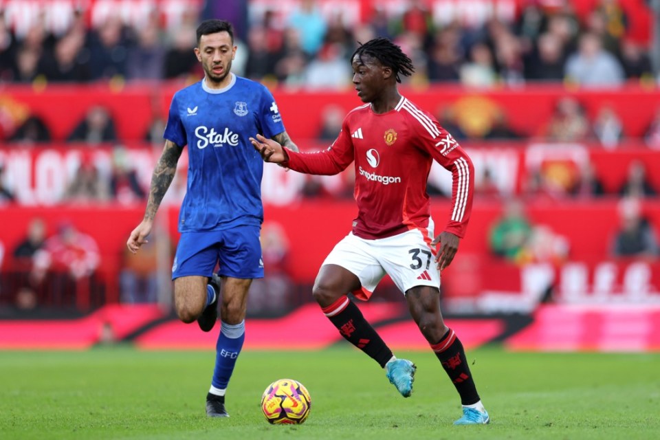 MANCHESTER, ENGLAND - DECEMBER 01: Kobbie Mainoo of Manchester United runs with the ball whilst under pressure from Dwight McNeil of Everton during the Premier League match between Manchester United FC and Everton FC at Old Trafford on December 01, 2024 in Manchester, England. (Photo by Alex Livesey/Getty Images)