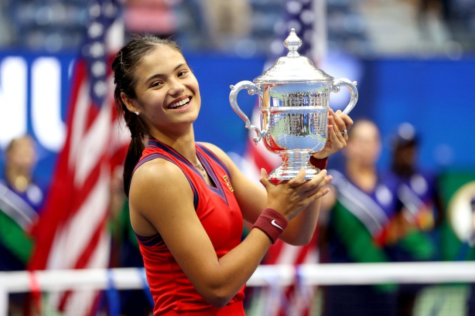 NEW YORK, NEW YORK - SEPTEMBER 11: Emma Raducanu of Great Britain celebrates with the championship trophy after defeating Leylah Annie Fernandez of Canada during their Women's Singles final match on Day Thirteen of the 2021 US Open at the USTA Billie Jean King National Tennis Center on September 11, 2021 in the Flushing neighborhood of the Queens borough of New York City. (Photo by Elsa/Getty Images)