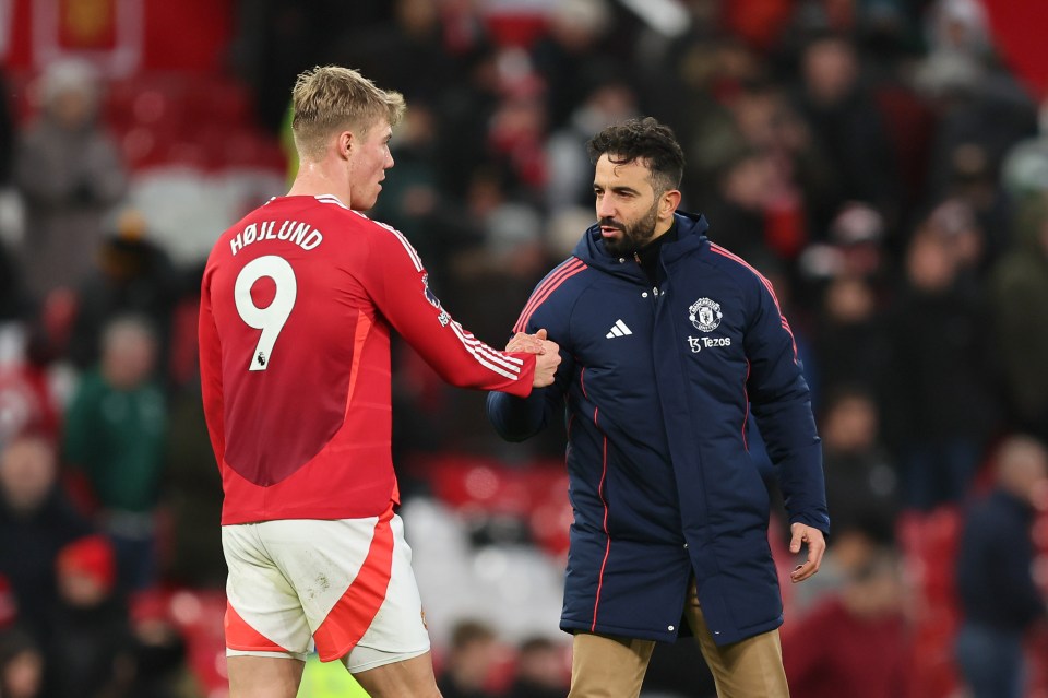 Ruben Amorim shakes hands with Rasmus Hojlund