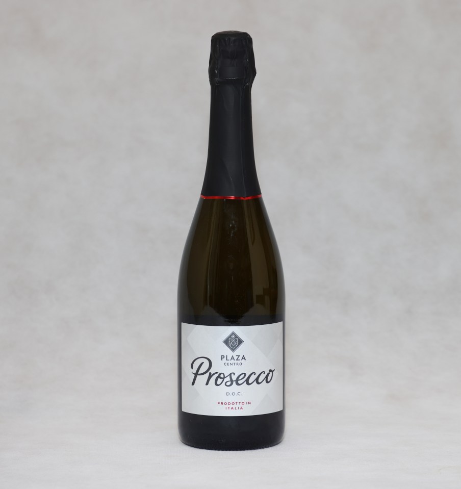 The harsh smell of this prosecco reminded me of cheap bottomless brunch fizz