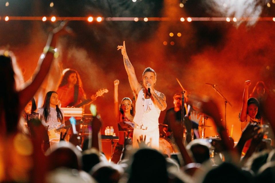 Rock DJ singer, Robbie, took to the stage in Sydney, dressed all in white