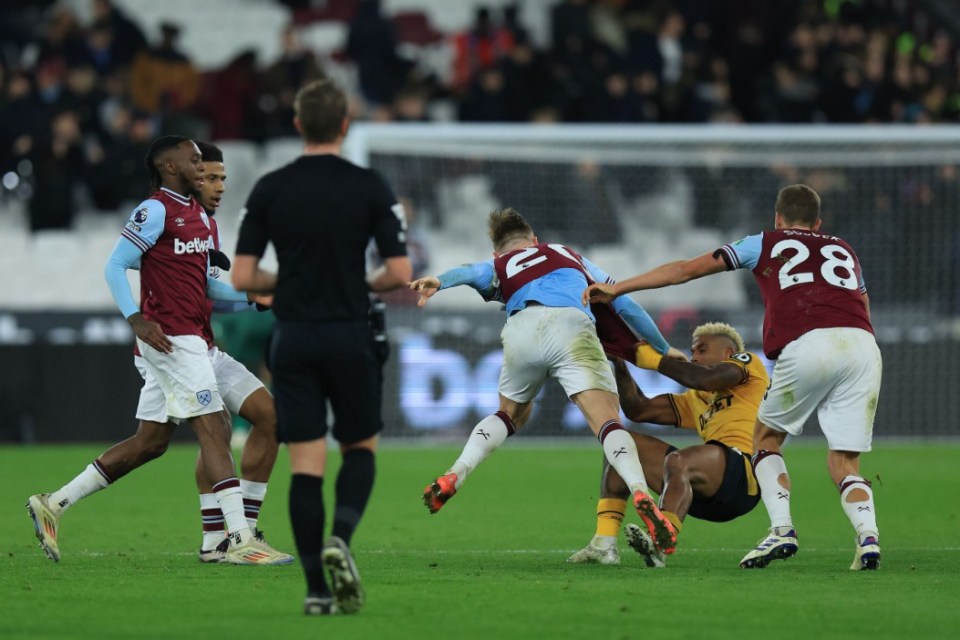 Lemina pulled Bowen to the turf