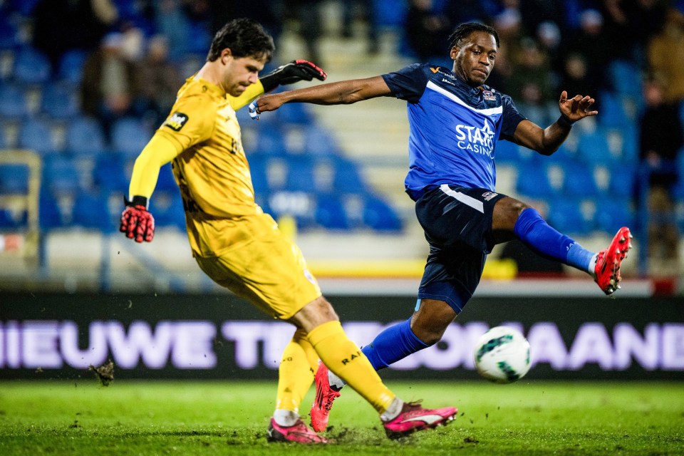 Antwerp's Belgian goalkeeper #91 Senne Lammens (L) fights for the ball with Dender's Angolan forward #77 Bruny Nsimba (R) during the Belgian "Pro League" First division football match between FCV Dender EH and Royal Antwerp FC at the Van Roy Stadium in Denderleeuw, on December 21, 2024. (Photo by JASPER JACOBS / Belga / AFP) / Belgium OUT (Photo by JASPER JACOBS/Belga/AFP via Getty Images)