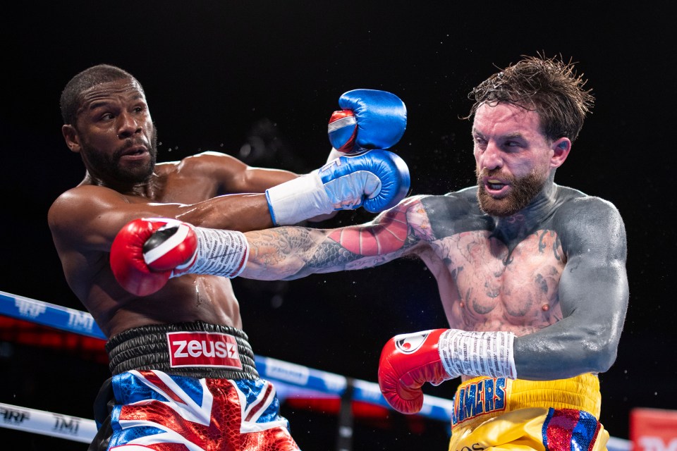 Aaron Chalmers (right) has offered to fight Darren instead of Tommy