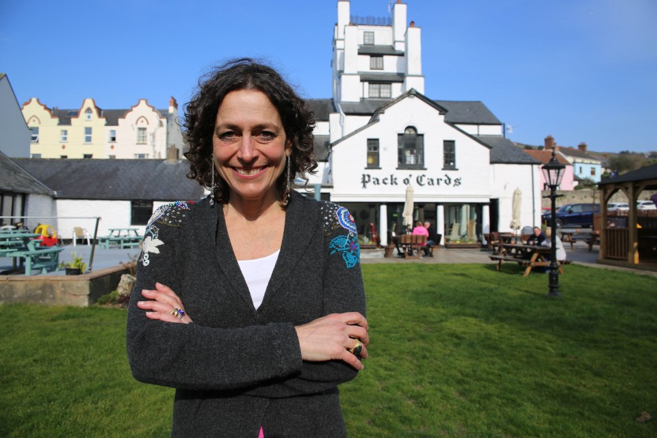 Alex Polizzi deals The Pack of Cards a helping hand