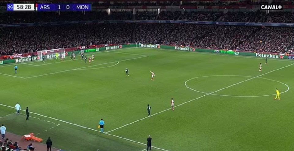 Monaco left three men up during Arsenal corners