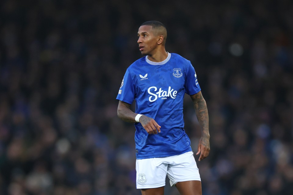 Ashley Young suffered an injury during Everton's 0-0 draw with Chelsea