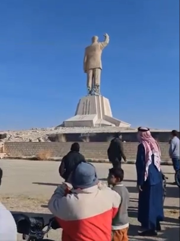 Moments before the statue fell