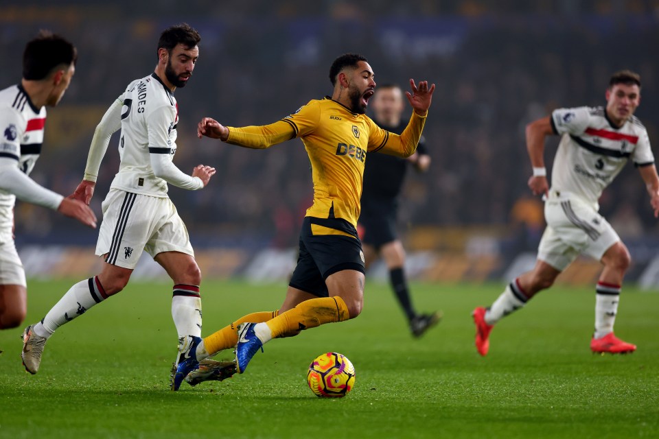 Fernandes' first yellow came when he fouled Matheus Cunha