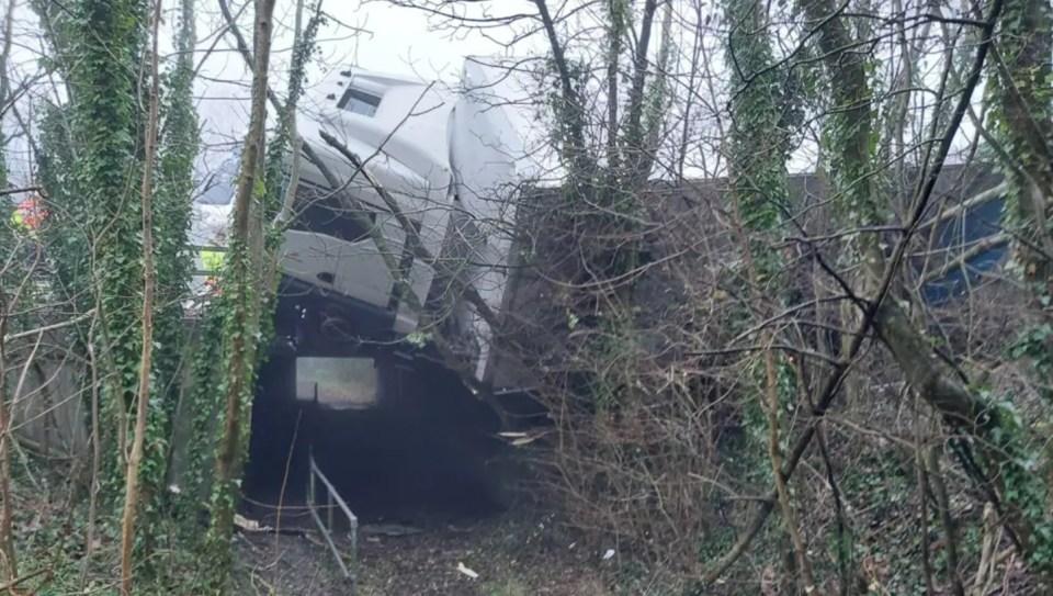 A lorry has overturned on the M40, sparking travel chaos