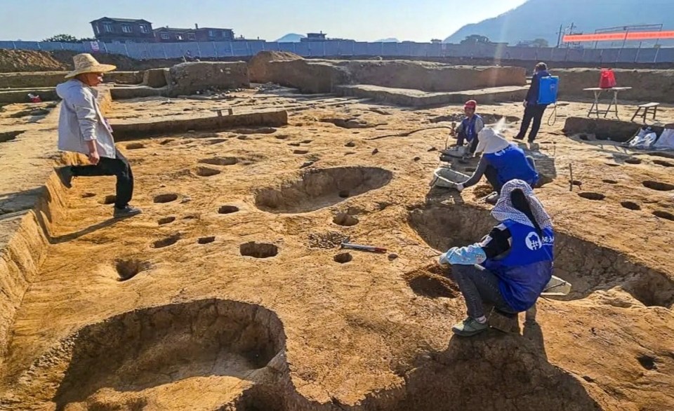 Structures such as ash pits and pillar holes were discovered in the land