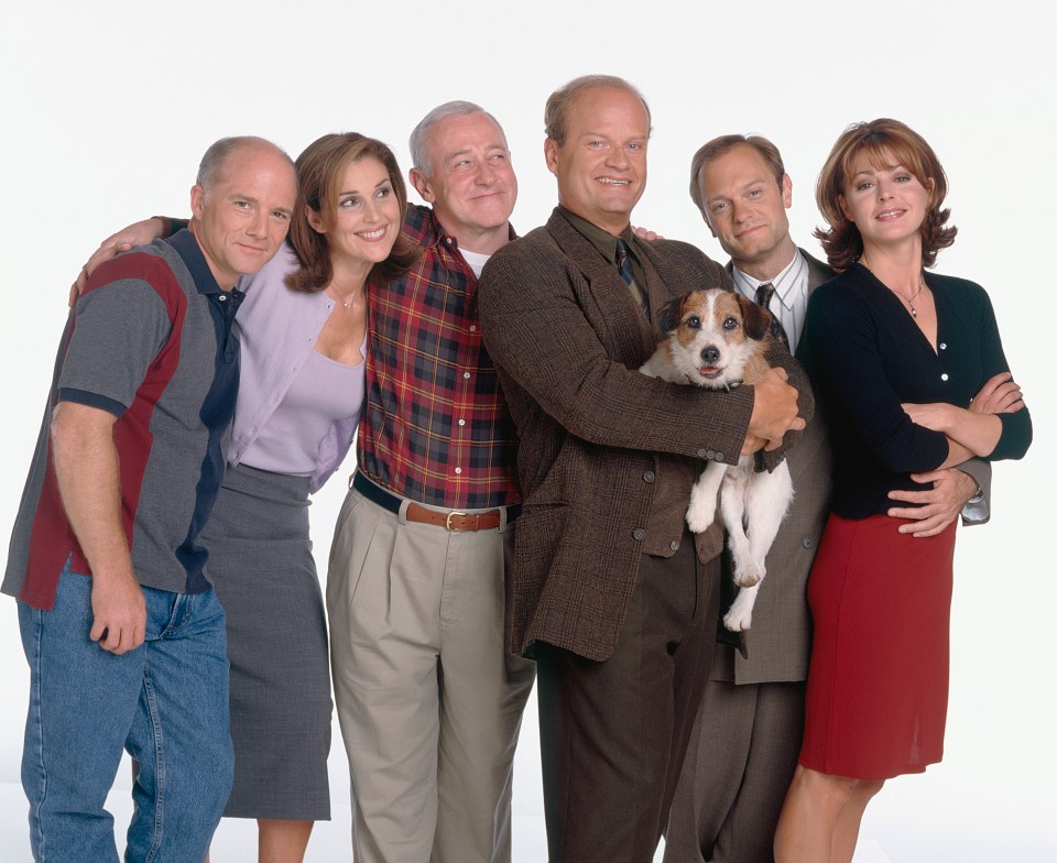 Frasier cast photo: Dan Butler, Peri Gilpin, John Mahoney, Kelsey Grammer, David Hyde Pierce, Jane Leeves, and Moose.