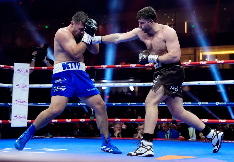 Johnny Fisher and Dave Allen boxing in a WBA Inter-Continental Heavyweight contest.