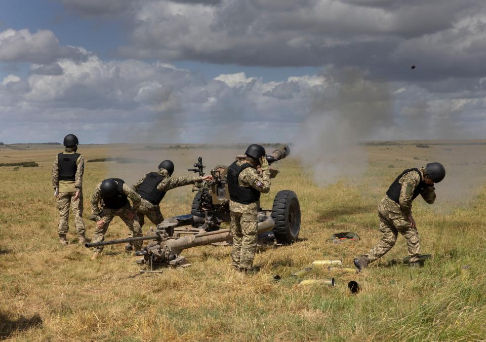 British Army personnel teach members of the Ukrainian armed forces