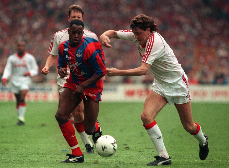 Ian Wright of Crystal Palace playing against Steve Bruce of Manchester United in the 1990 FA Cup Final.