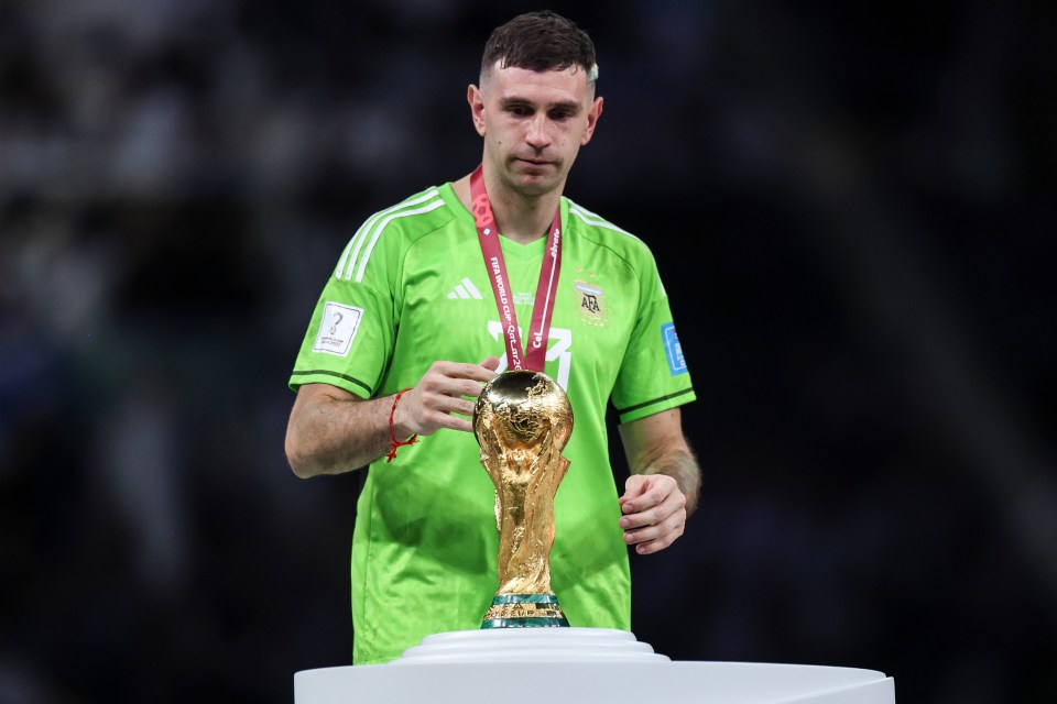 Emiliano Martínez of Argentina with the FIFA World Cup trophy.