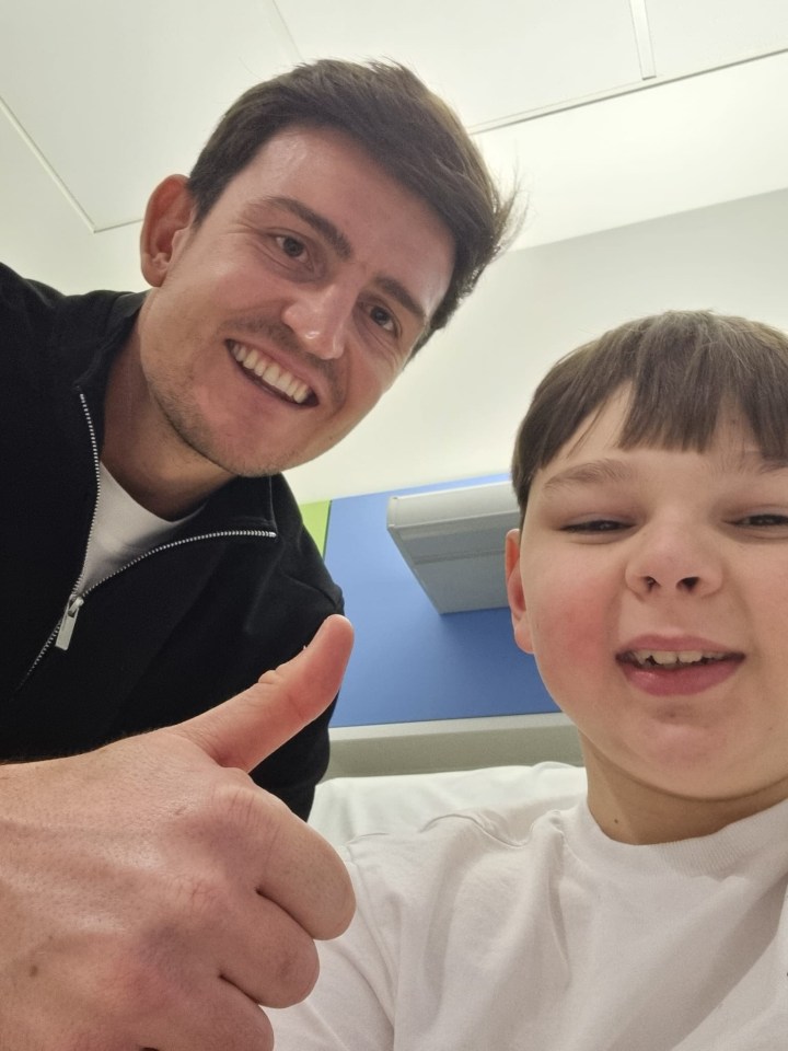 Harry Maguire giving a thumbs-up with Tony Hudgell at Sheffield Children's Hospital.